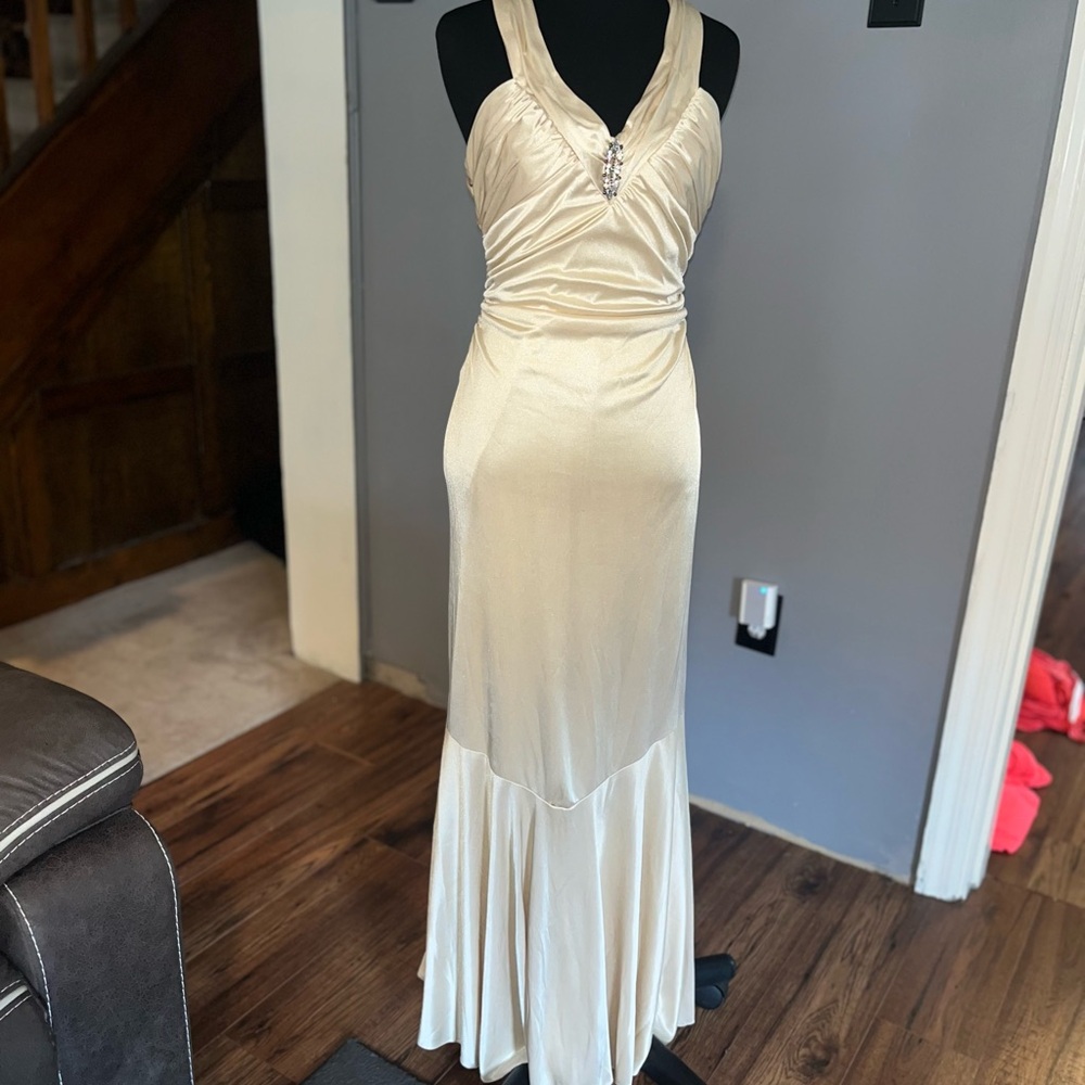 Masquerade cream ruffle gown - 5/6